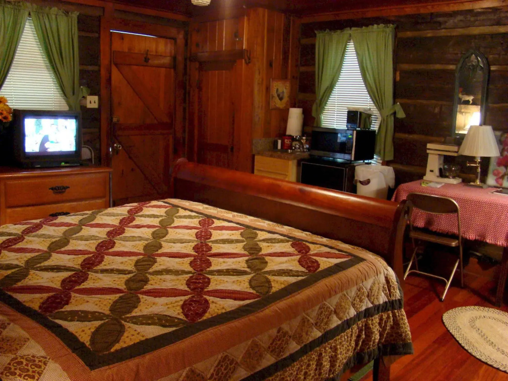 Brevard Inn and Cabins