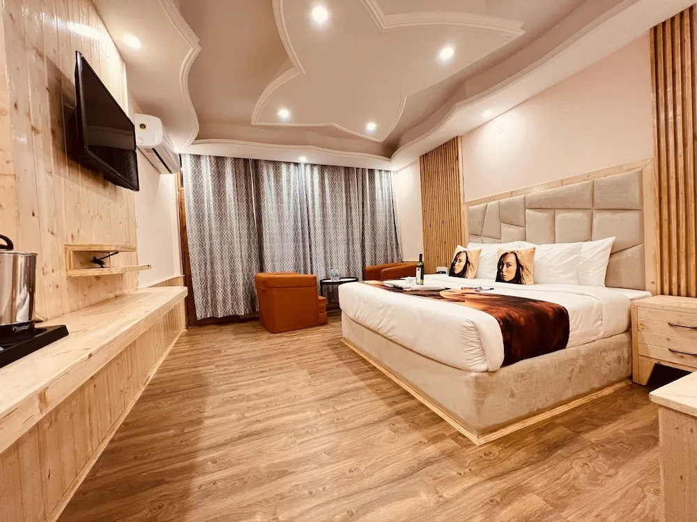 Hill River Resort By West Western -Property of the Year 2024-25 - Central Heated & Air Cooled, Near Mall Road
