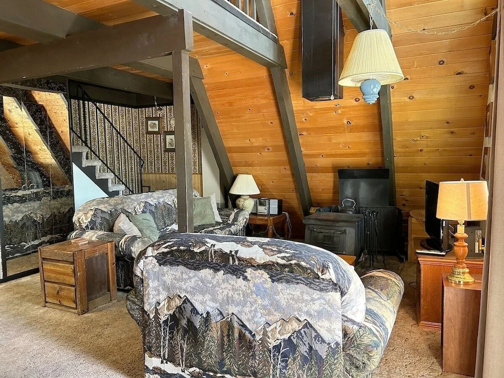 Lodgepole Chalet 3 Bedroom Home by RedAwning