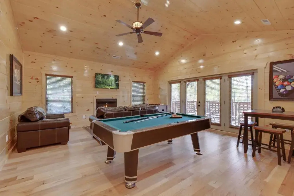 Smoky Mountain Splash, 6 Bedroom, Private Pool, WiFi, Pool Table, Sleeps 18