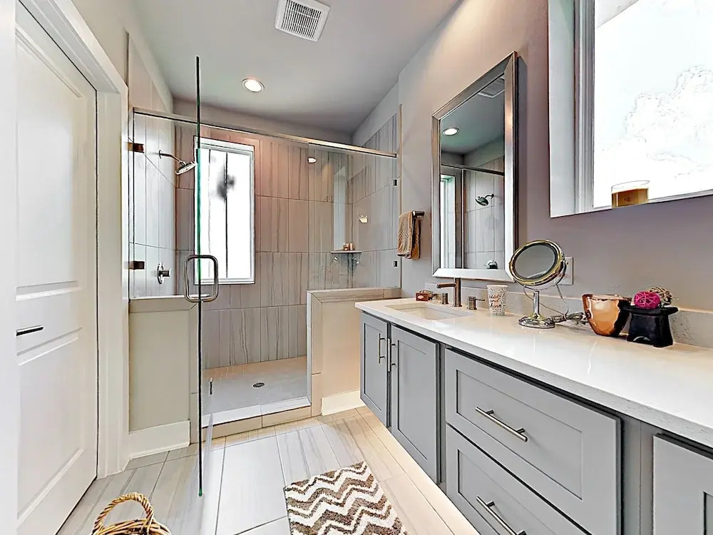 New Listing! Spacious & Lavish Getaway - Downtown! 3 Bedroom Home