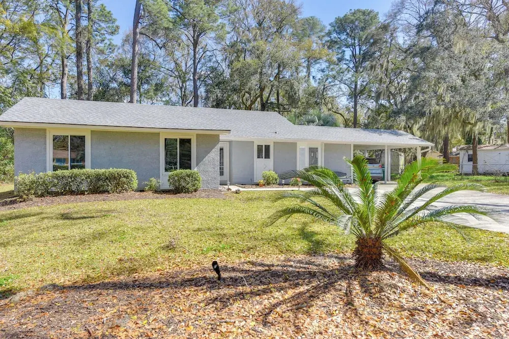 5 Mi to Dtwn Beaufort: Home w/ Screened-in Patio