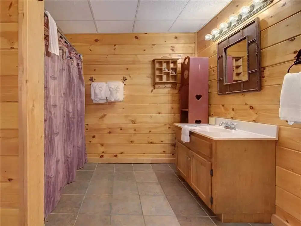 Wilderness Theater and Lodge 3 Bedroom Home with Hot Tub