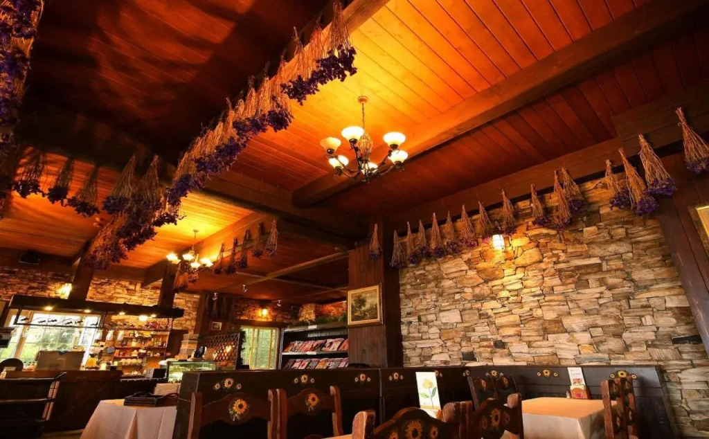 Provence Rose Lodge