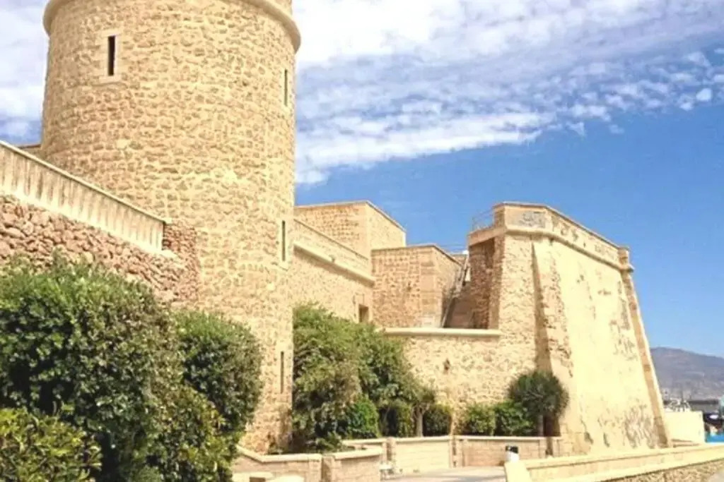 a 600 m de la playa y el castillo santa ana