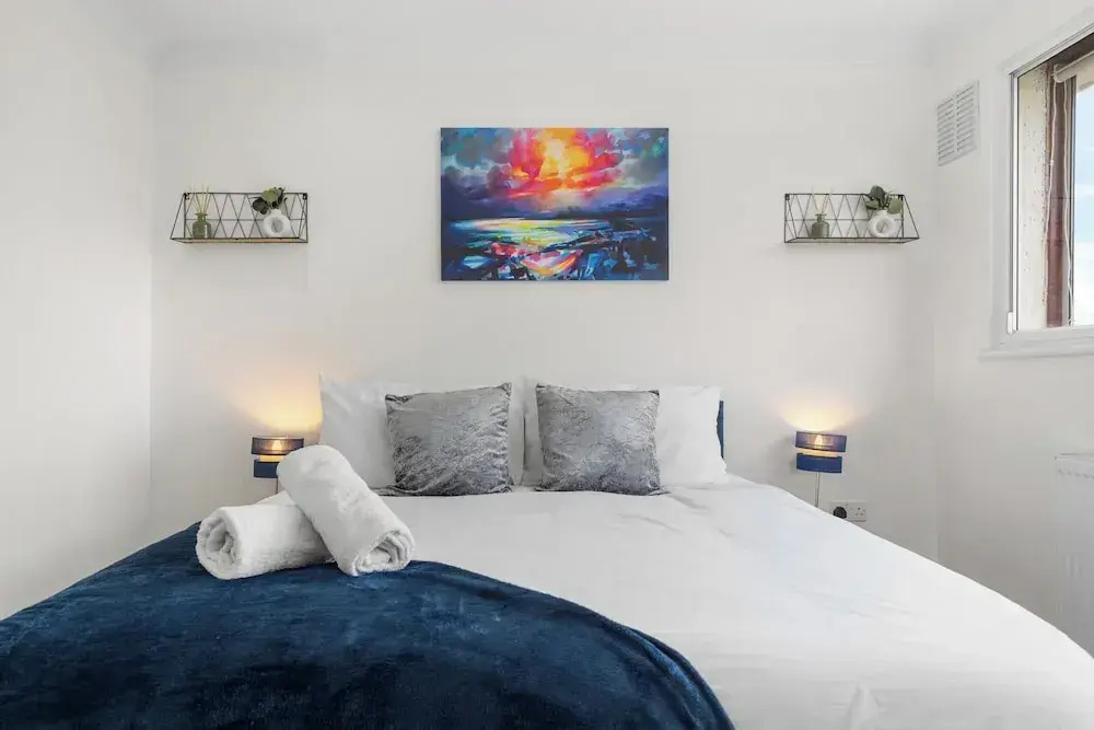Staines House-3bed-sleeps7- Freep-close to Airport