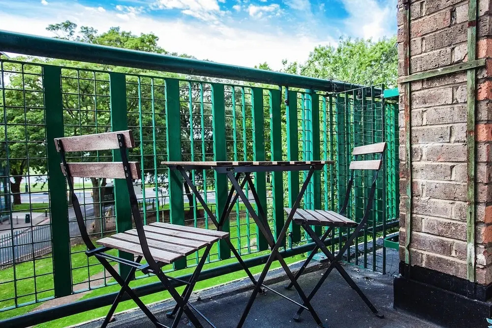 Bright 2 Bedroom Property With Balcony