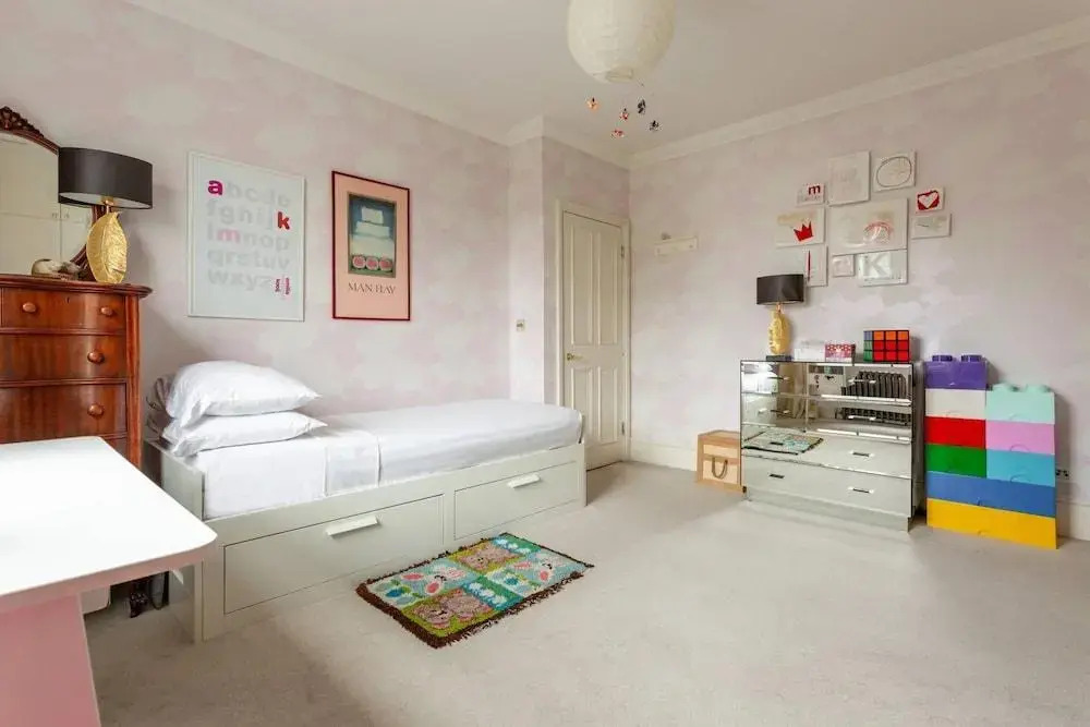 Warwick Gardens II by Onefinestay