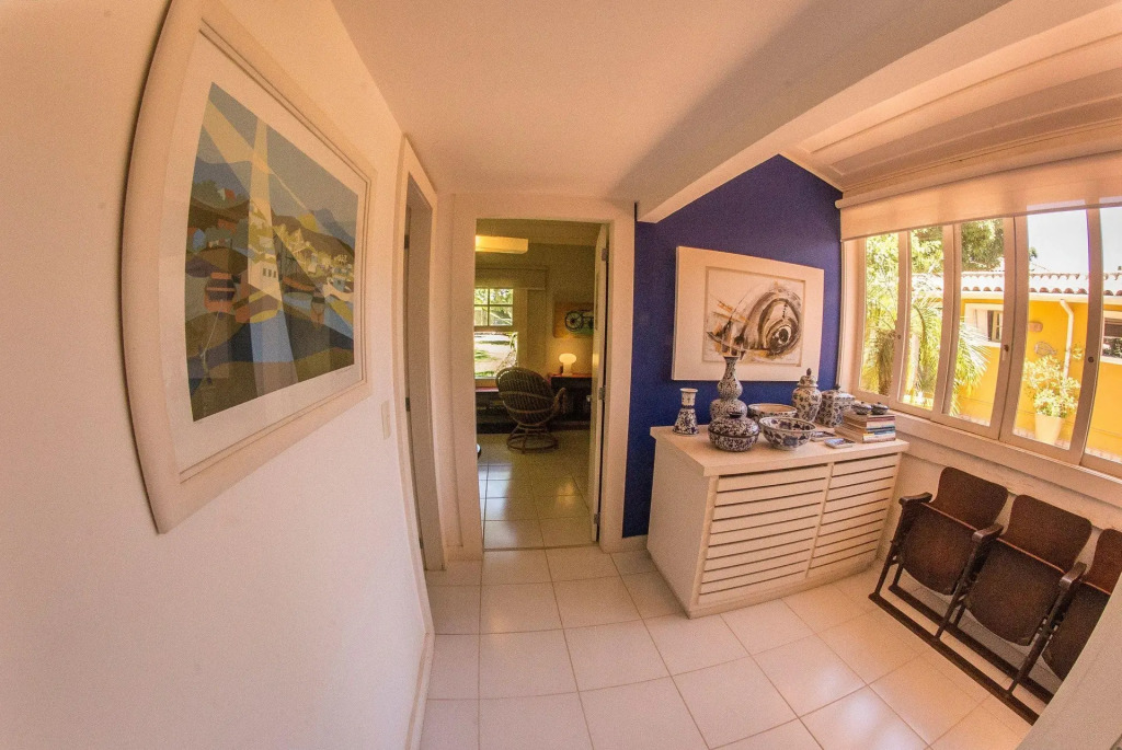 Deslumbrante Casa de Frente para Praia de Manguinhos com Seis Quartos