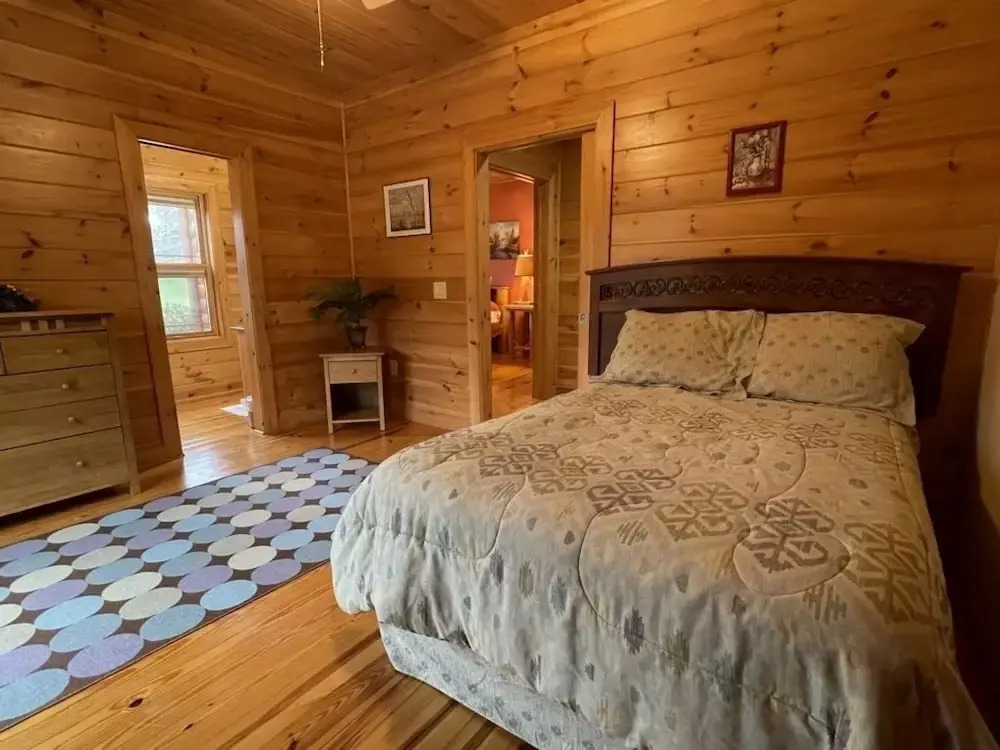 Deluxe log cabin! Pet and motorcycle friendly - enjoy nature with family and friends! 3 Bedroom Cabin by RedAwning