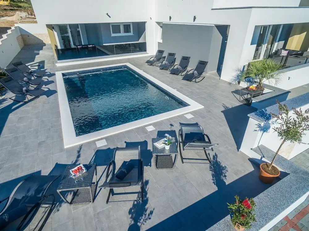 Villa Magnifica apartments with pool