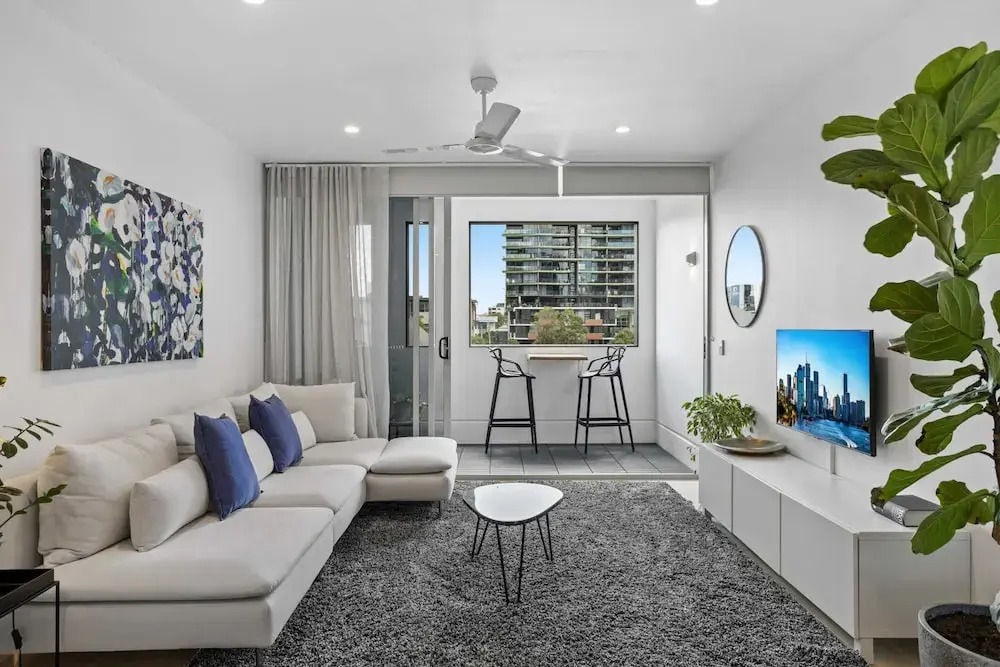 Stellar Location With Parking, Pool & Gym Access