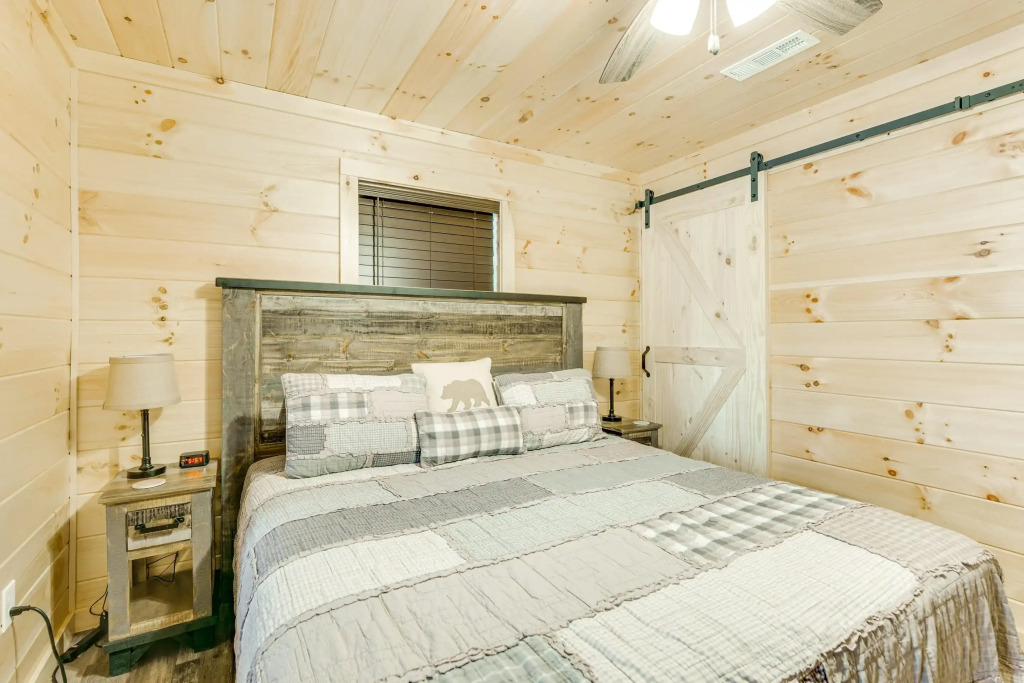 Paws in the Air: Hot Tub, Close to Area Attractions, Restaurants, & Shopping: 5 minutes from the Parkway