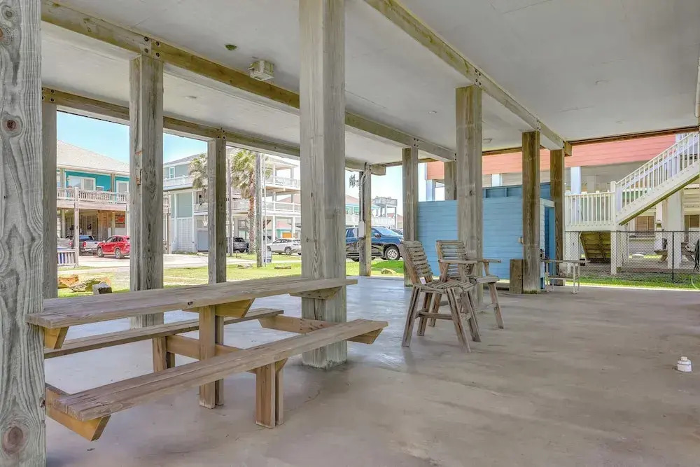 Steps to Crystal Beach! Family & Pet-friendly Home