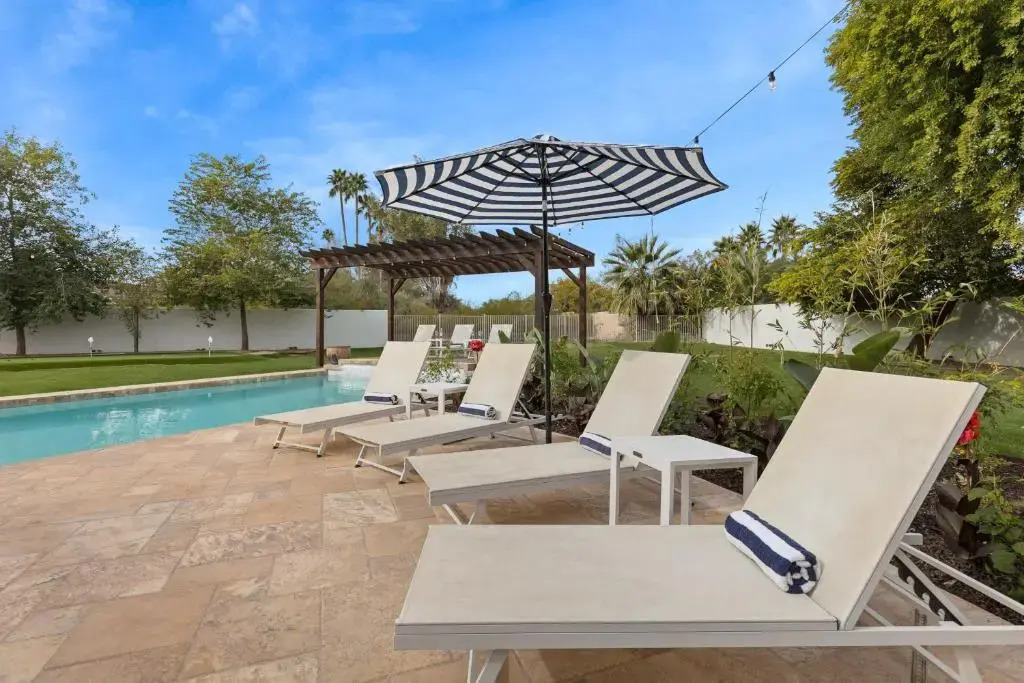 Sleeps 19, 7bdr Estate! Sports Court, Putting Green, Pool Farrier by Avantstay
