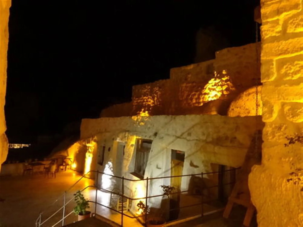 Emit Sakura Cave Hotel