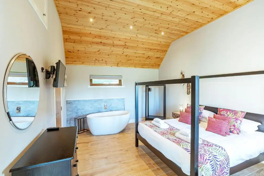 Kestrel Lodge 7 with Hot Tub