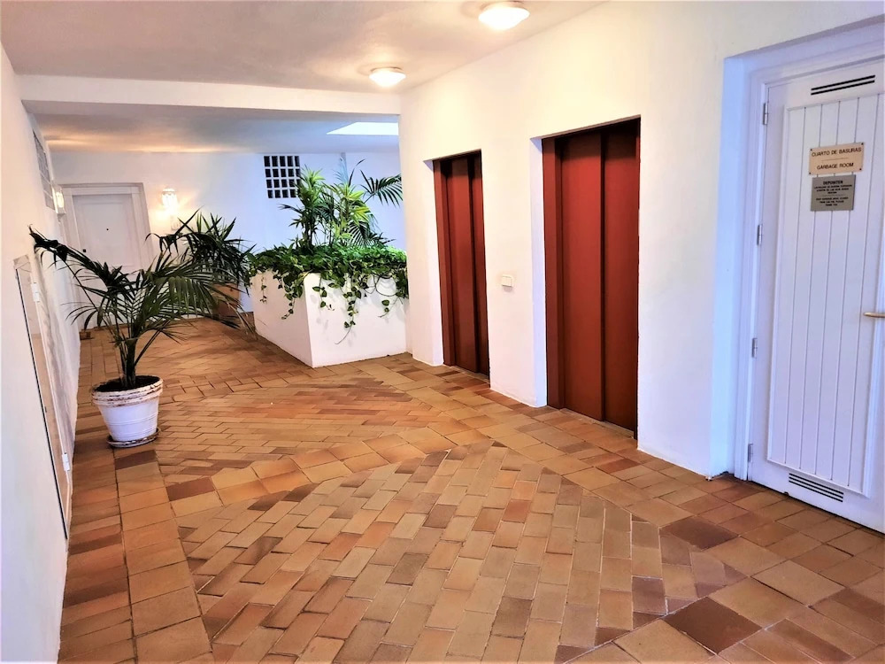 Beachfront Apt for a no Car Holiday Puerto Banus, Free Wifiparkingtvaircon