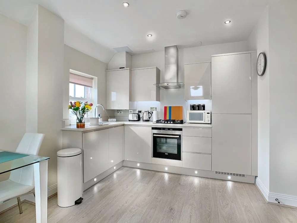 Greenwich Court - Modern Windsor 1 bed flat, with gated allocated parking.