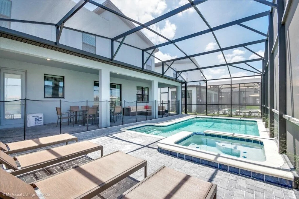 Lake View Tropical Movie Room, Game Room! 8 Bedroom Home by Redawning