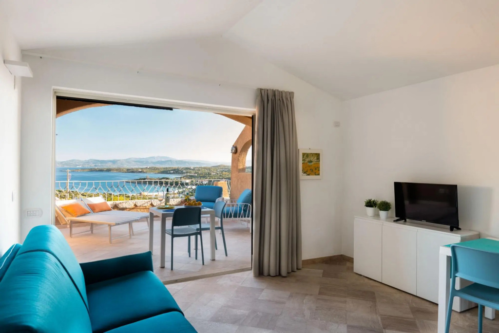 it has 1 bedroom communicating with living room with sofa bed, kitchen, large terrace (with table an-SHERDEN BILO 8