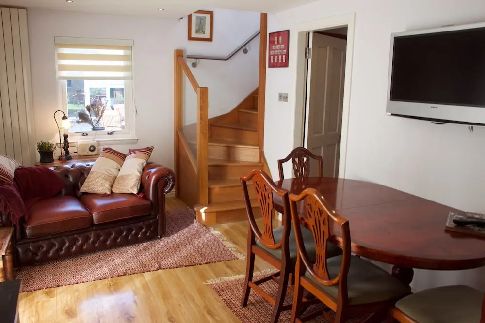 2 Bedroom House With Free Parking