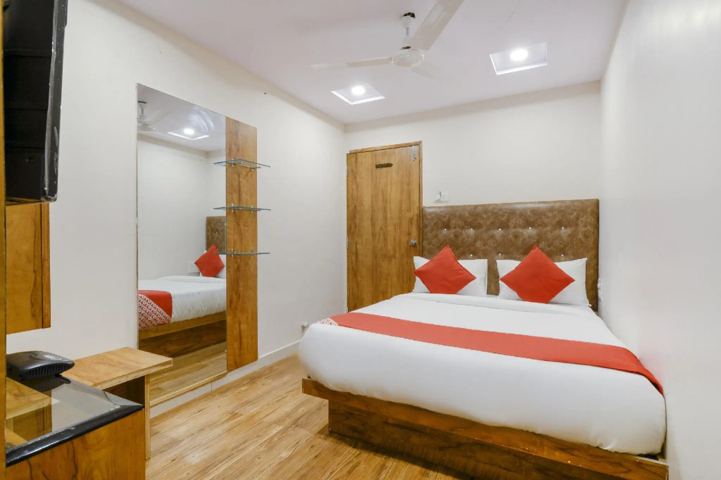OYO 70998 Hotel Safari Inn
