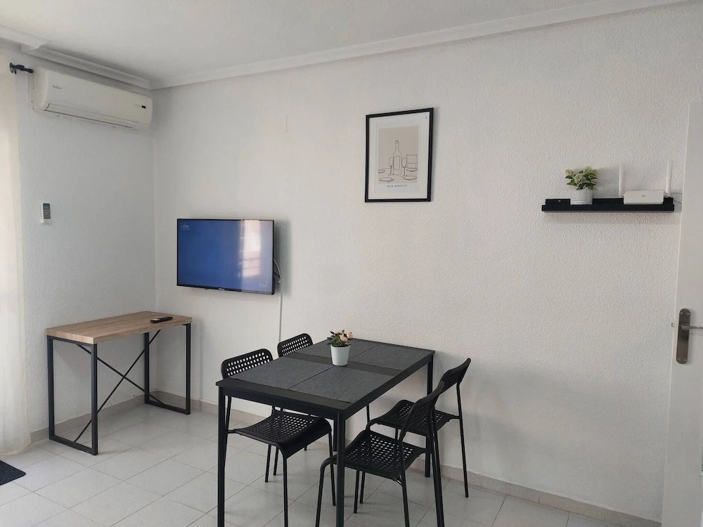 2-bedroom Apartment-close to Beaches and Center