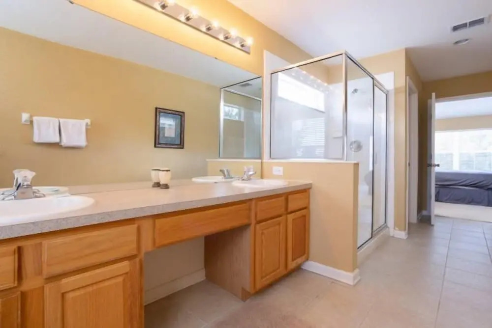 Amazing 6 Bedroom 4 Bath Pool Home With Lake View