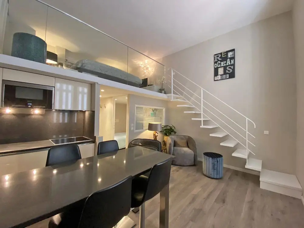 Villa on Côte dAzur with Beachfront Views