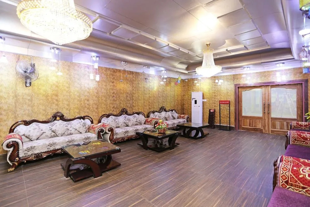 OYO 9855 Hotel Royal Suites