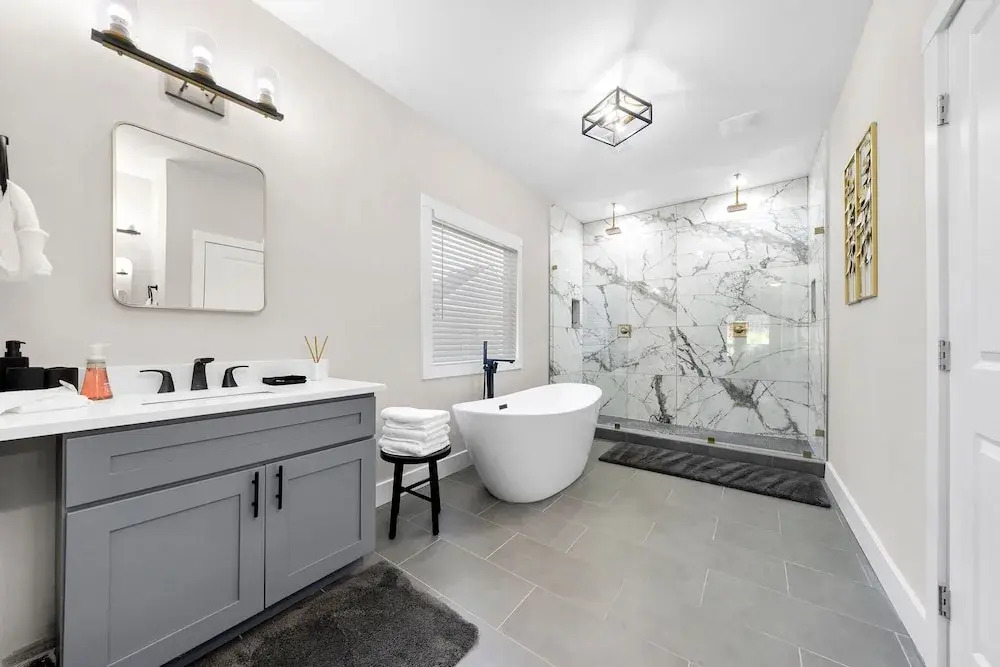 New Luxury Family Friendly Home Centrally Located