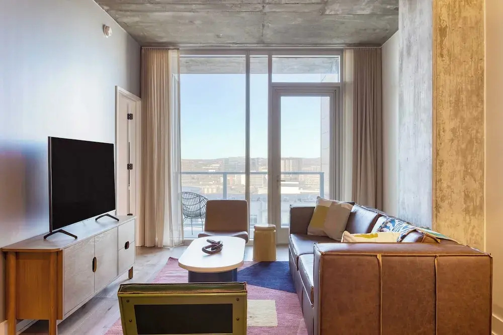 Sleeps 16 Brand New Austin High Rise w/ Rooftop Pool, Gym, Yoga Studio & More!