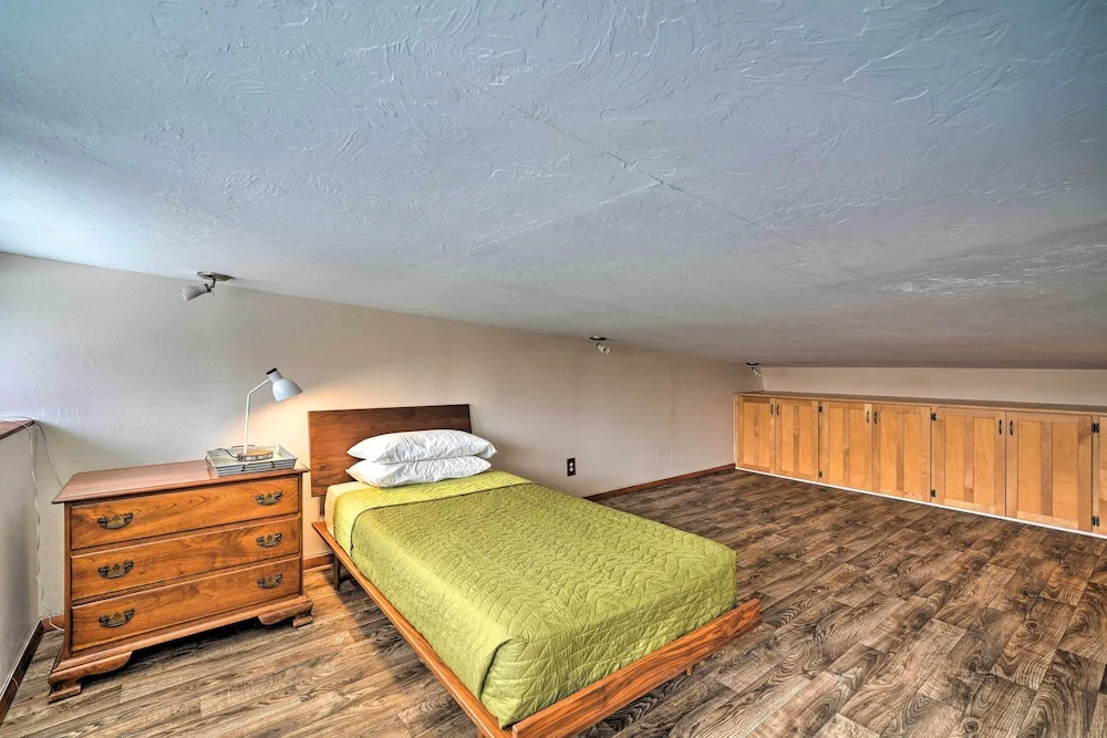 Bohemian Home w/ Screened Porch, 3 Mi to Lake!