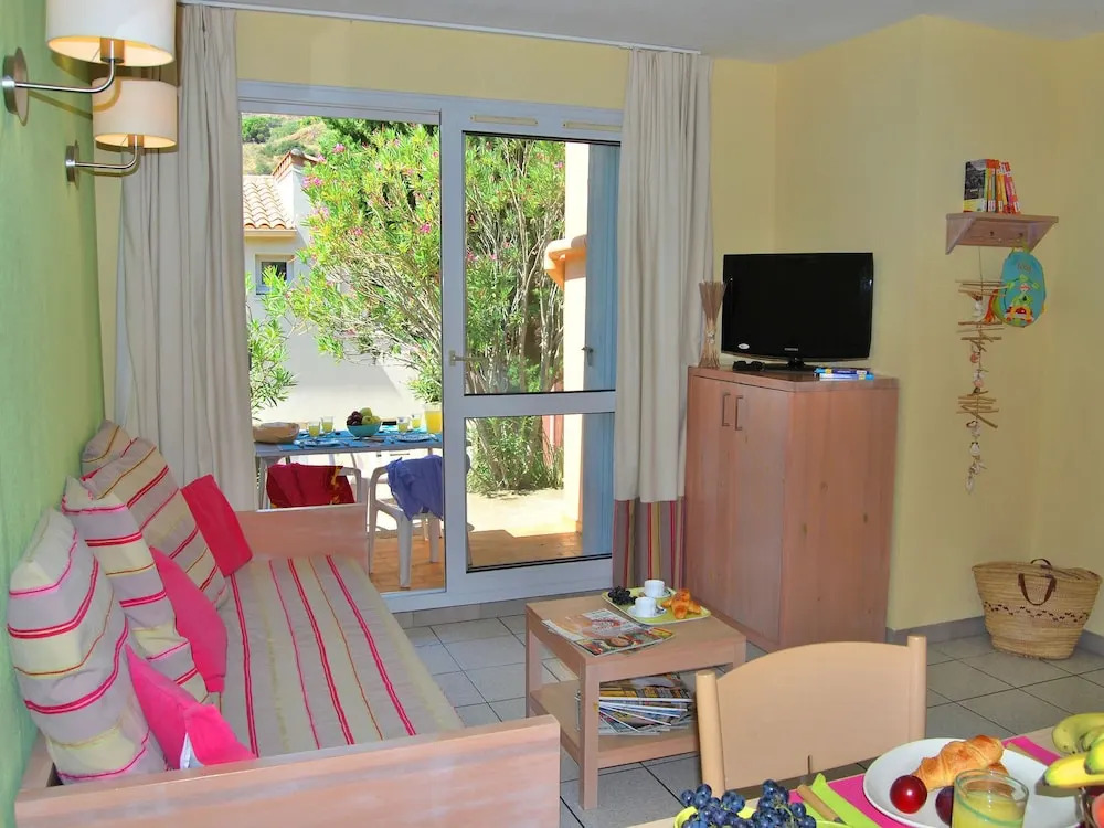 Sunny Apartment for Groups