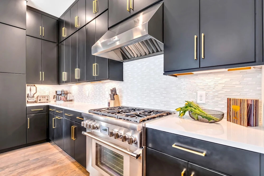 Luxury Stay With Rooftop Views in Prime Location