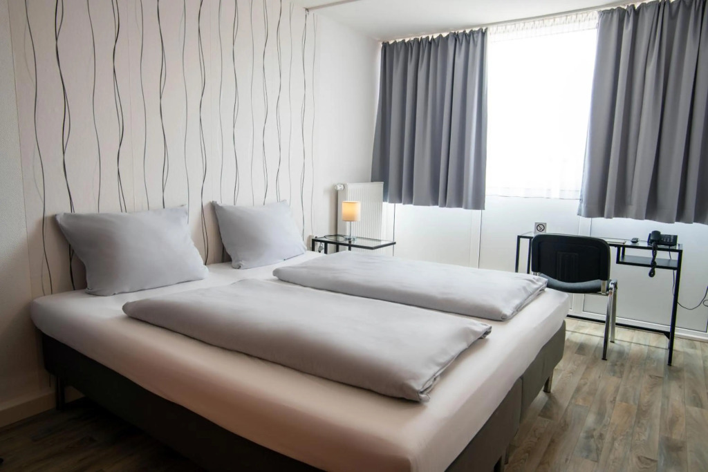 Отель BeeVillage Messehotel Hannover-Laatzen