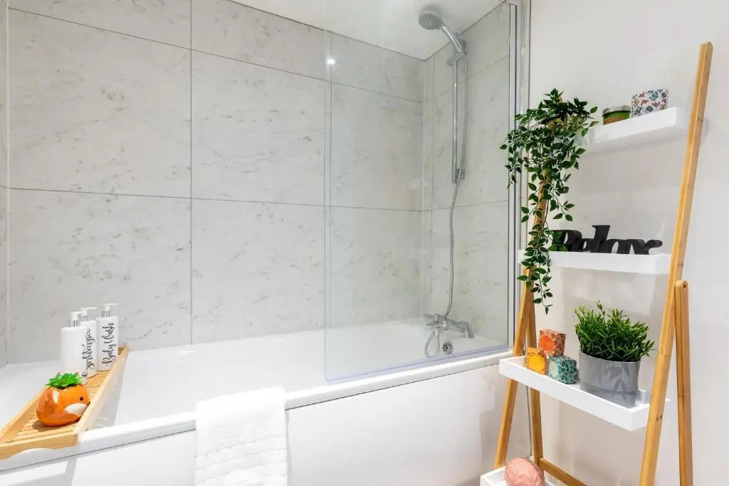 Stylish 2 bed town centre apartment with parking