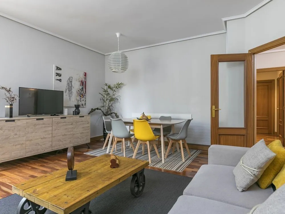 Gran Via 3 by Forever Rentals. 3 Bedroom Apartment With Wifi in Abando. Groups