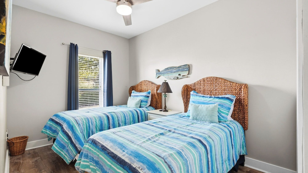 Seacrest 3BR Cottage at Camp Creek Pool, Hot tub & Beach Nearby!