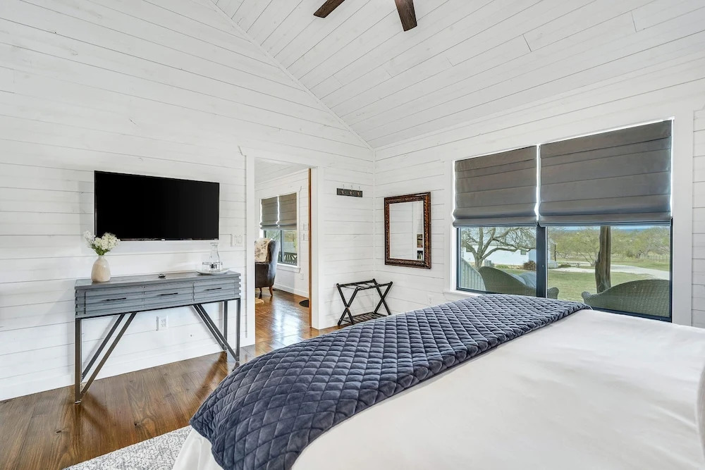 Charming Romantic Cabin 2 Miles From Wineries!