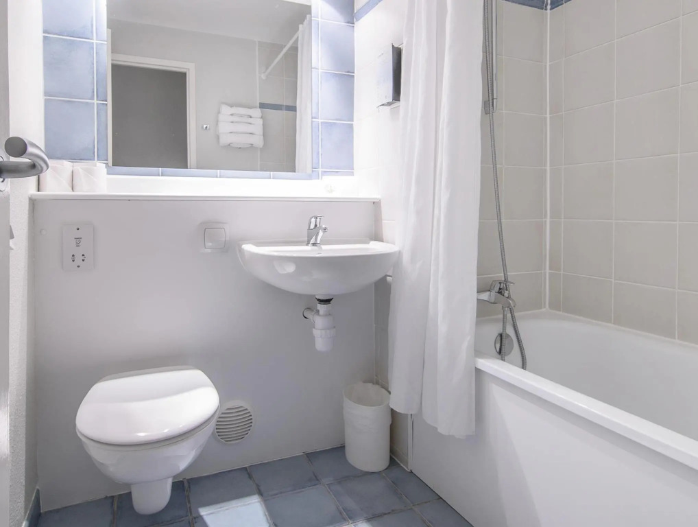 Отель Travelodge Liverpool Central Queens Dock and Arena