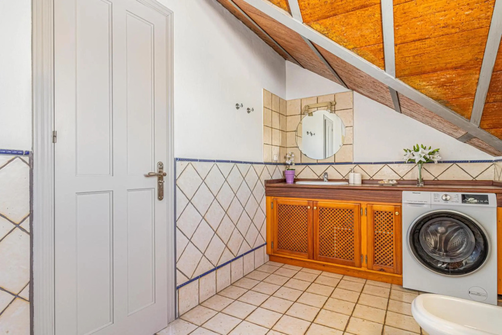 BEACHFRONT Spacious House with Pools, Bathtubs, Garden, Sea View