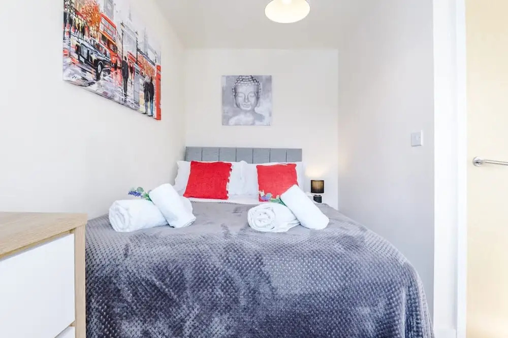 Spacious Home Ideal for Professionals Sleeps 8