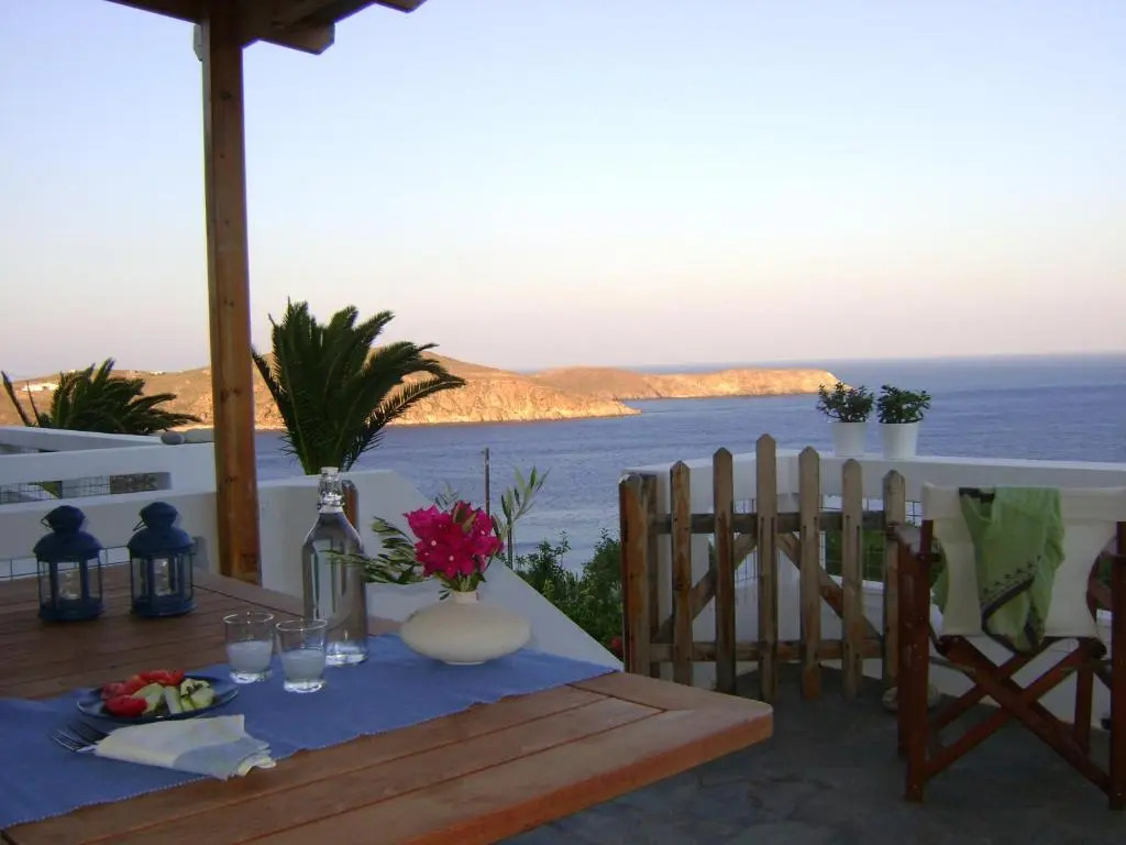 Chez Semiramis The Sun Touch House for 8 persons 5'min from the beach