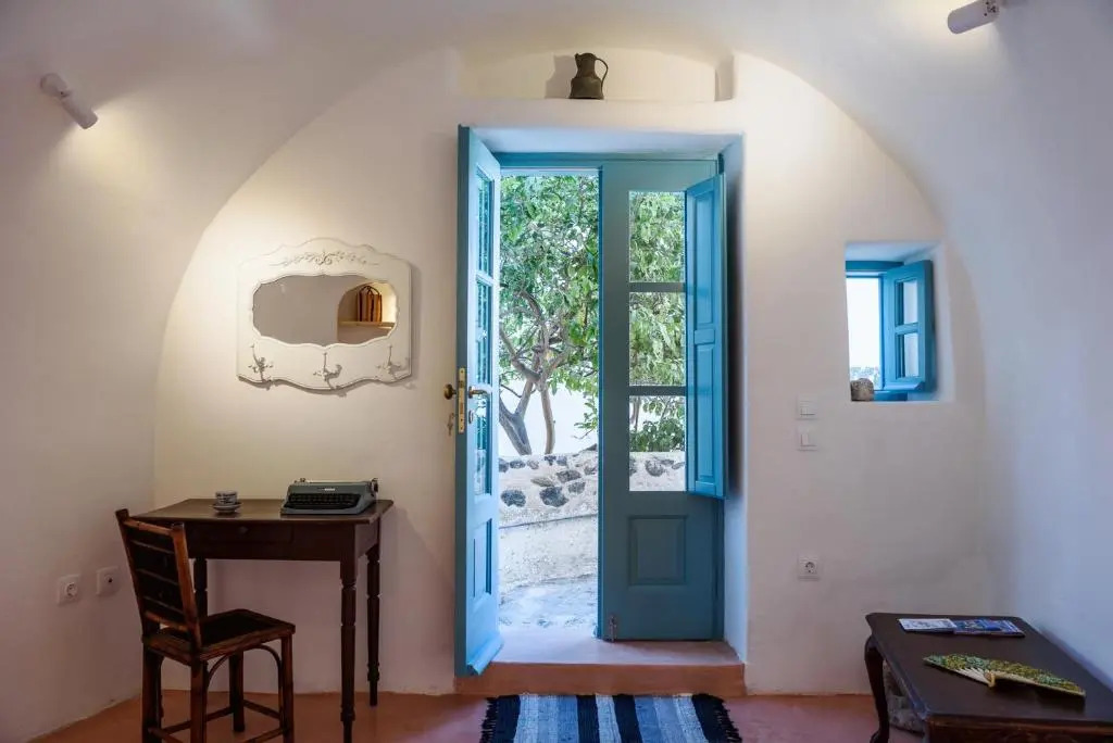 Santorinio Yellow House