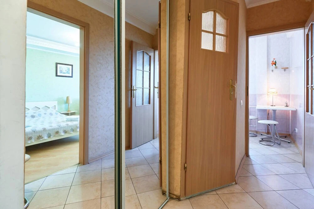 Апартаменты Home-Hotel, ул. Евгения Сверстюка, 8