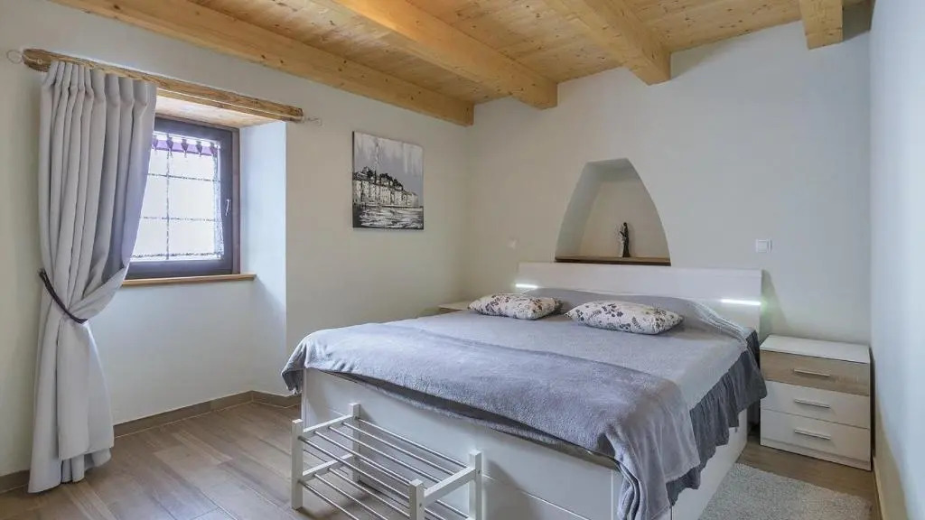 Ive in Orbanići with 5 bedrooms and 2 bathrooms