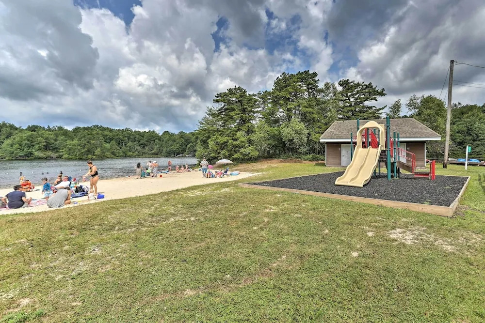 Family Home in Long Pond w/ Fire Pit & Lake Access