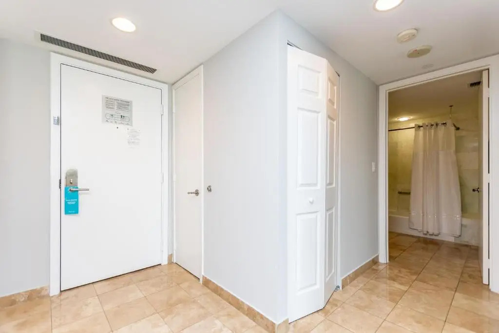 Marenas Resort Sunny Isles 25 Floor Ocean view 1/1